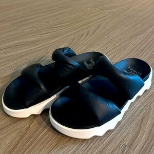 Sorel sandal, size US7, like new condition